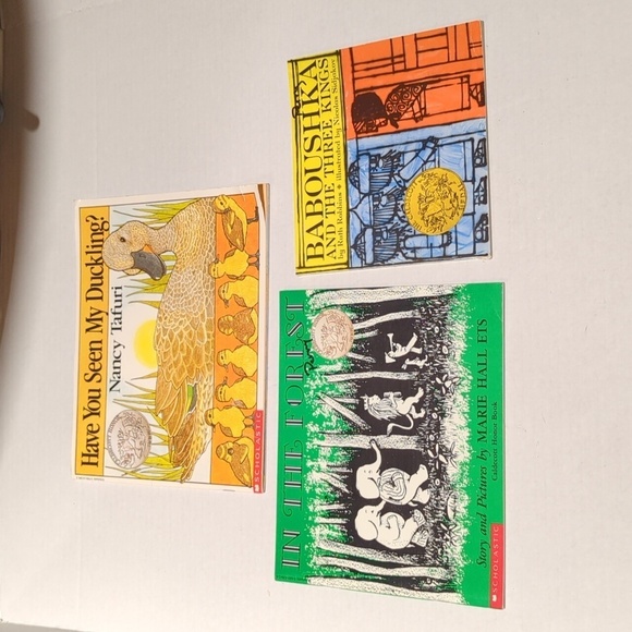 Scholastic Misc. Authors Caldecott Award Winners Paperback Book Lot of 3 Books - Picture 1 of 5